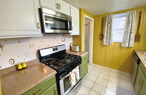 North East Casa | Retro & romantic 2BR bungalow, Lake Erie living, wineries, beaches