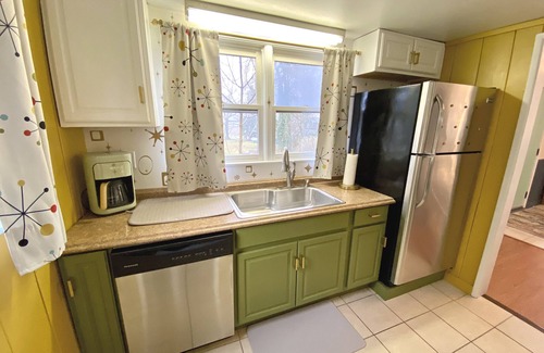 North East Casa | Retro & romantic 2BR bungalow, Lake Erie living, wineries, beaches