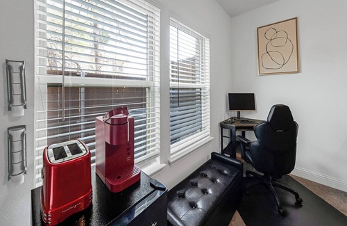 Lewisville Casa | Retro-style hotel suite with garage & pet-friendly perks