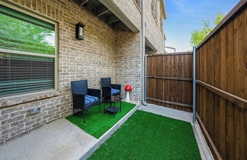 Lewisville Casa | Retro-style hotel suite with garage & pet-friendly perks