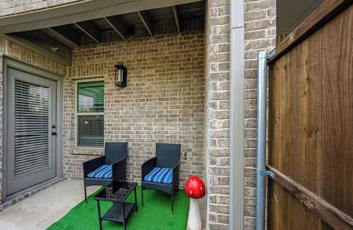 Lewisville Casa | Retro-style hotel suite with garage & pet-friendly perks