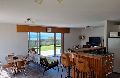 Whangarei Heads Casa | Retro styled classic kiwi bach in Taurikura
