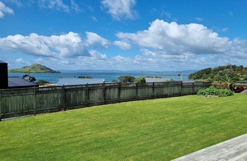 Whangarei Heads Casa | Retro styled classic kiwi bach in Taurikura