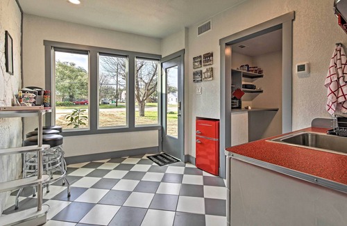 Blanco Cabaña | Retro Updated Blanco Abode - Steps to Main Street!