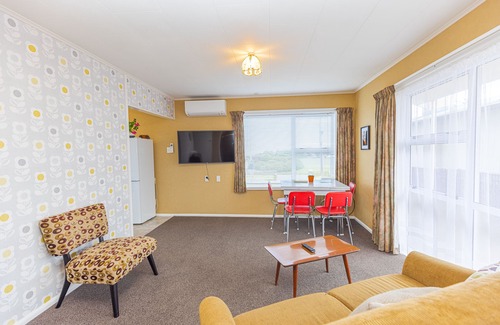 Castlecliff Casa | Retro vibe 2 bedroom house across from Castlecliff beach