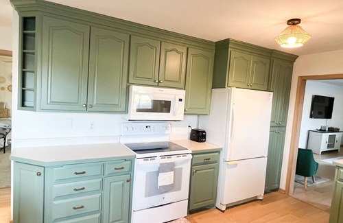 Chaska Casa | Retro vibes 4-bedroom home in Chaska with WiFi, AC, bike