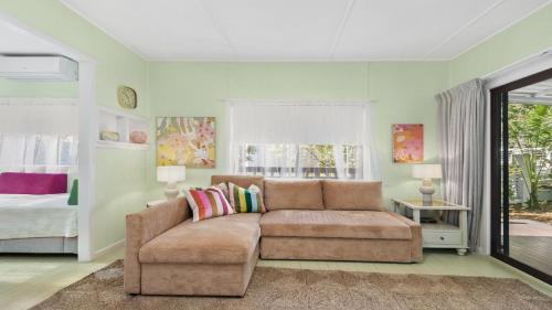 Bateau Bay Casa | Retro Vibes