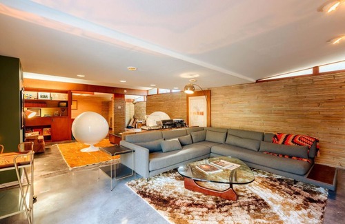 Heber Springs Casa | Retro vibes of the 50's, 60's, and 70's with amazing outdoor pool area!