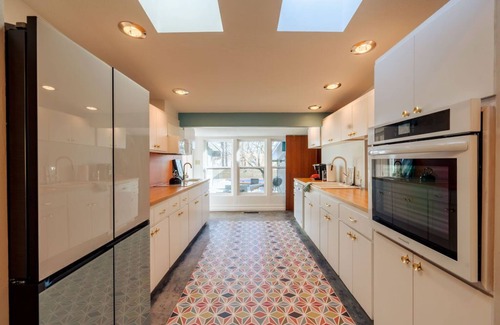 Heber Springs Casa | Retro vibes of the 50's, 60's, and 70's with amazing outdoor pool area!