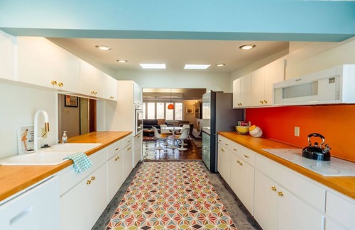 Heber Springs Casa | Retro vibes of the 50's, 60's, and 70's with amazing outdoor pool area!