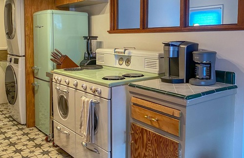 Eastside Condominio | Retro Vibes - Updated 1950s 1 Br/1 bath Duplex Unit