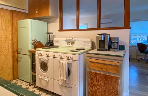 Eastside Condominio | Retro Vibes - Updated 1950s 1 Br/1 bath Duplex Unit