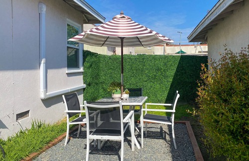 Eastside Condominio | Retro Vibes - Updated 1950s 1 Br/1 bath Duplex Unit