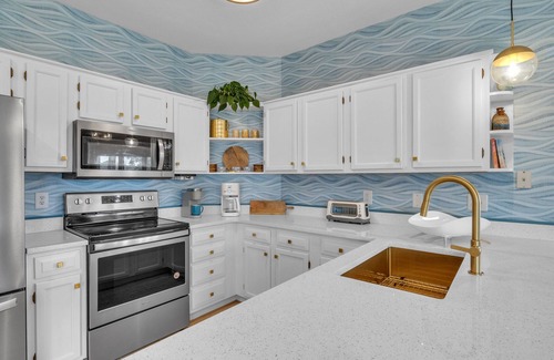 Sea Trail Condominio | Retro Vintage Palm Springs vibe!