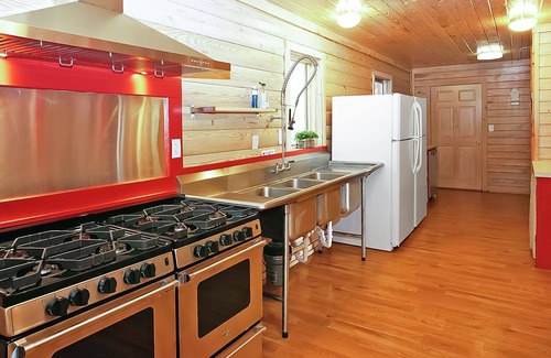 Wimberley Casa | Reunion Cabin - 2 Bedroom Cabin, Resort Pool, Commercial kitchen