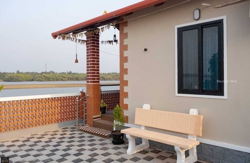 Udupi Cabaña | Reunion Ocean Tides- Room111 - Beach Cottages