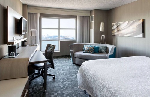 Emeryville Hotel | Revel in the Lap of Luxury! Minutes from Emeryville Community Organic Garden