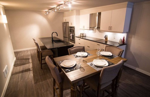 Revelstoke Apartamento | Suite Clipperton: Diseñada a medida con acabados de lujo de alta gama en todo