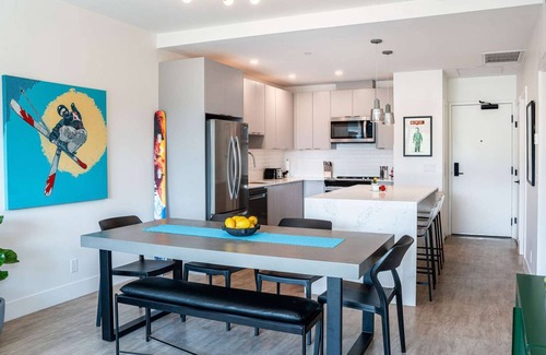 Revelstoke Condominio | Revelstoke - Condo with Hot Tub-The Ski Shanty