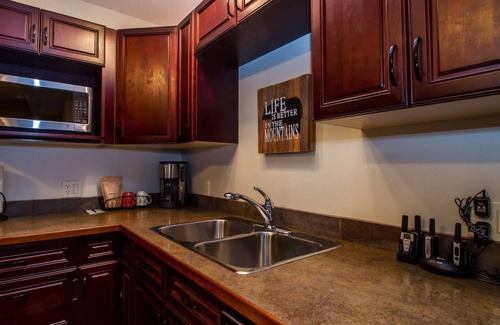 Revelstoke Condominio | Give Some Back Back Retreat: a poca distancia del centro, balcón y barbacoa