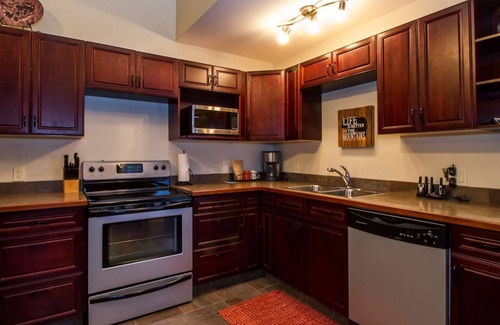 Revelstoke Condominio | Give Some Back Back Retreat: a poca distancia del centro, balcón y barbacoa