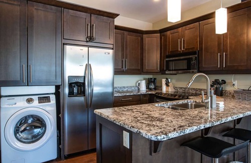 Revelstoke Condominio | Selkirk Snug: 2 habitaciones en el centro de la ciudad