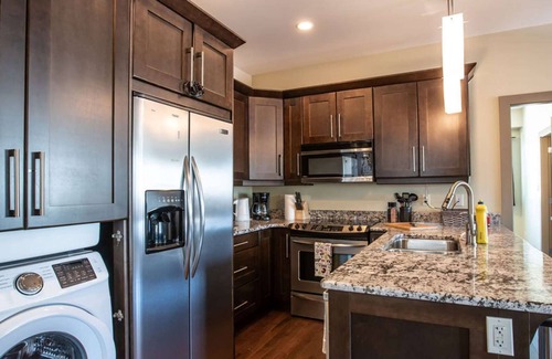 Revelstoke Condominio | Selkirk Snug: 2 habitaciones en el centro de la ciudad