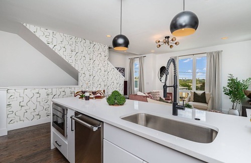 Katie Hill Neighborhood Cabaña | Revival-rooftop Deck/hot Tub- Mins to Broadway