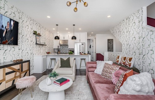 Katie Hill Neighborhood Cabaña | Revival-rooftop Deck/hot Tub- Mins to Broadway