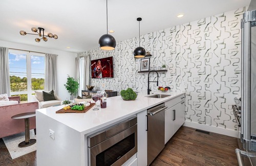 Katie Hill Neighborhood Cabaña | Revival-rooftop Deck/hot Tub- Mins to Broadway