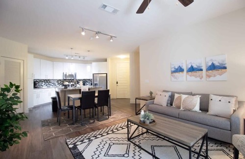 Houston Apartamento | Revive Tanglewood | Stunning 2BR in Uptown Houston