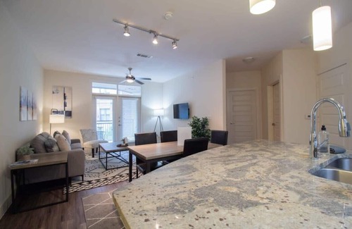 Houston Apartamento | Revive Tanglewood | Stunning 2BR in Uptown Houston
