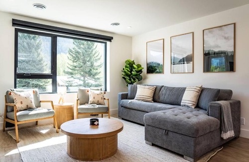 Revelstoke Casa | Revy Bliss - Dazzling Condo in the Mountains