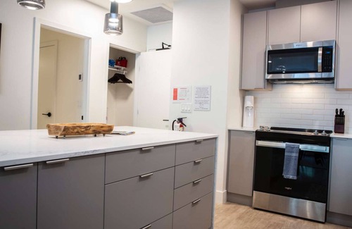 Revelstoke Condominio | Revy Rendezvous-Top floor, pet friendly condo with private hot tub