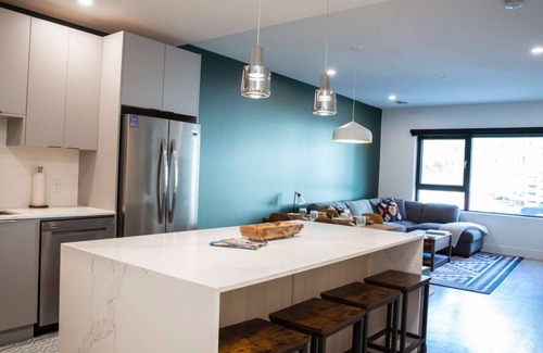 Revelstoke Condominio | Revy Rendezvous-Top floor, pet friendly condo with private hot tub