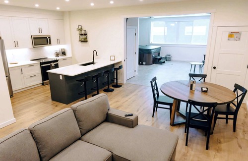 Revelstoke Apartamento | Revy To Go - Unique 2-Bedroom Condo