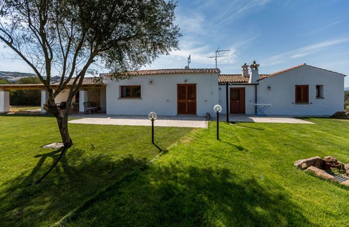 Baja Sardinia Casa | REY HOUSE AL MARE PANORAMA RESPIRANDO WI-FI, ESTACIONANDO EN UN OASIS DE PAZ