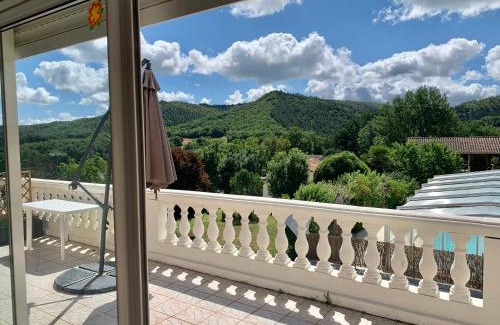 Saint-Gery Apartamento | Rez de Piscine, 10 Personnes - RÊVE DE PAPILLON et À L'étage, 5 Personnes - NID D'ÉTOILES, Il s'agit bien de deux gîtes individuels qui sont reliés par un escalier interne, cela permet a une grande famille de louer les deux gîtes
