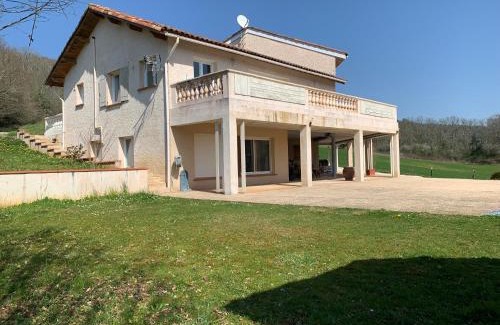 Saint-Gery Apartamento | Rez de Piscine, 10 Personnes - RÊVE DE PAPILLON et À L'étage, 5 Personnes - NID D'ÉTOILES, Il s'agit bien de deux gîtes individuels qui sont reliés par un escalier interne, cela permet a une grande famille de louer les deux gîtes