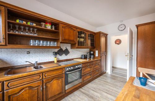 Urbar Apartamento | Rhein-View-Oase für große Gruppen - Parkplätze
