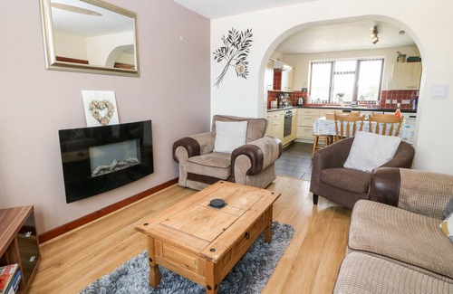 Cylch-Y-Garn Cabaña | RHIANGWYN COTTAGE, pet friendly, with hot tub in Cemaes Bay