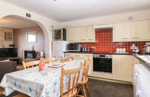 Cylch-Y-Garn Cabaña | RHIANGWYN COTTAGE, pet friendly, with hot tub in Cemaes Bay