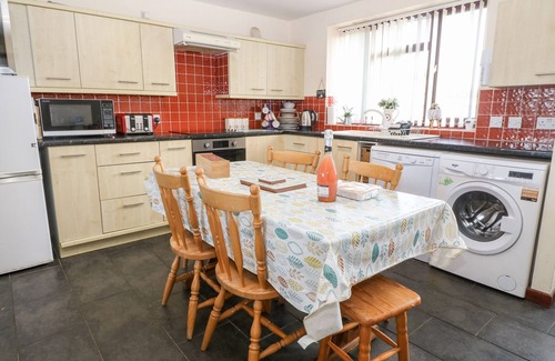 Cylch-Y-Garn Cabaña | RHIANGWYN COTTAGE, pet friendly, with hot tub in Cemaes Bay