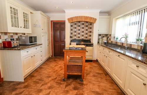 Cylch-Y-Garn Casa | RHIANGWYN, pet friendly, with hot tub in Cemaes Bay