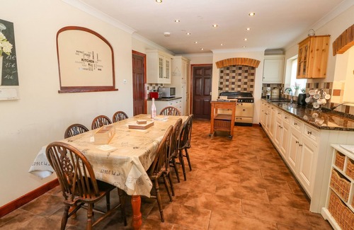 Cylch-Y-Garn Casa | RHIANGWYN, pet friendly, with hot tub in Cemaes Bay