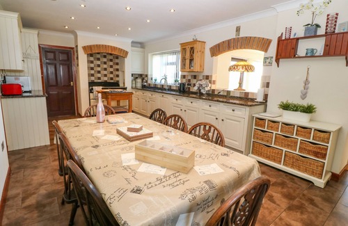 Cylch-Y-Garn Casa | RHIANGWYN, pet friendly, with hot tub in Cemaes Bay