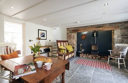 Laugharne Casa | Rhif Un , Premium cottage with Log burner & Enclosed garden