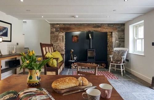 Laugharne Casa | Rhif Un , Premium cottage with Log burner & Enclosed garden