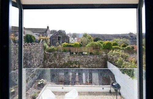 Laugharne Casa | Rhif Un , Premium cottage with Log burner & Enclosed garden
