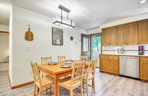Brightwood Casa | Rhododendron Retreat w/ Hot Tub: Steps to River!